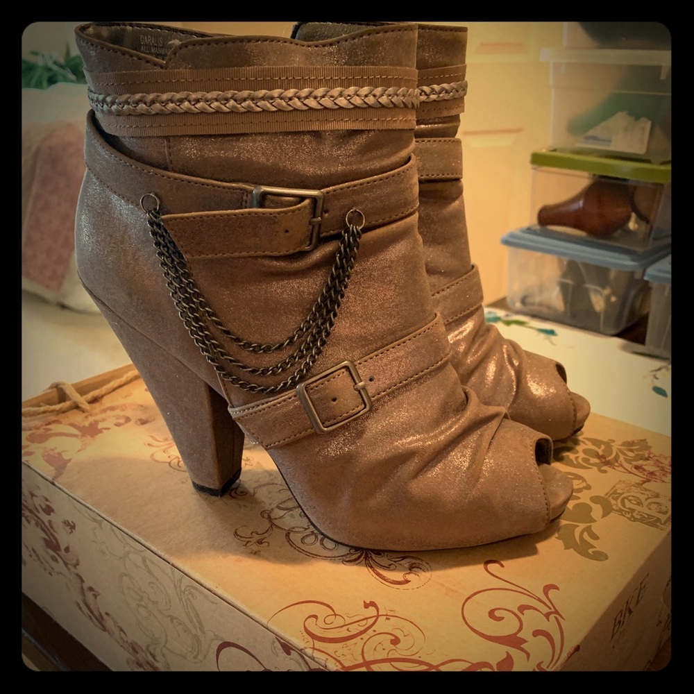 BKE Buckle Pumps